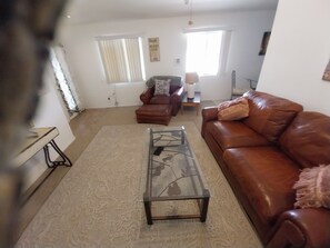 Living area - Charming, Modern, Stylish  4-bedroom house with AC 1 mile off Interstate 10 (Benson)