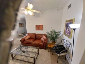 Living area - Charming, Modern, Stylish  4-bedroom house with AC 1 mile off Interstate 10 (Benson)