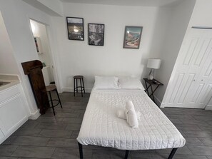 1 bedroom, Internet, bed sheets - Hollywood Studio Hideout 111 (Hollywood)