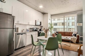 Réfrigérateur, micro-ondes, plaque de cuisson, lave-vaisselle