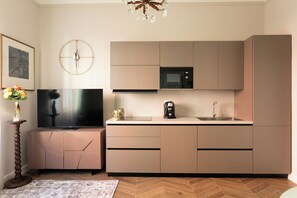 Réfrigérateur, micro-ondes, plaque de cuisson, lave-vaisselle