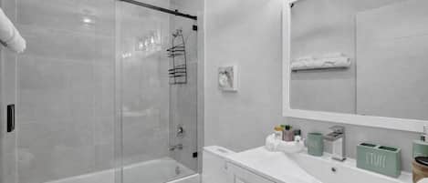 Amenidades de baño gratuitas, toallas, jabón, shampoo
