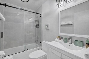 Bathroom - The Island Shoes (Miami)