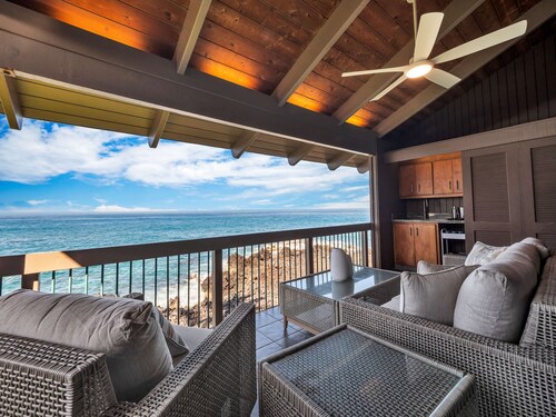 Oceanfront 3BR Kona Penthouse - Stunning Views - A/C - 3 Pools - Sleeps 8