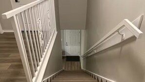 Eine Treppe mit weißen Geländern und Holzboden.
