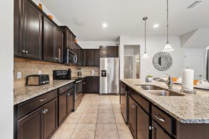 Fridge, microwave, oven, stovetop - New! Epic Family Luxury Retreat (Kissimmee)