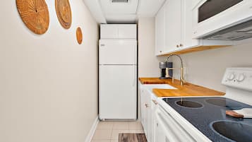 Wasserkocher mit Kaffee-/Teezubehör, Kühlschrank, Mikrowelle, Ofen