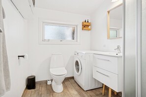 Shower - Modernised cottage near woods and beach (Allingåbro)