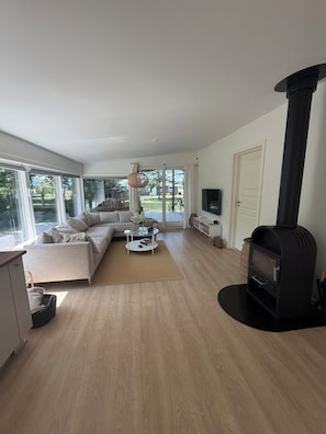 Ein modernes Wohnzimmer mit Sofa, Couchtisch und Kamin.