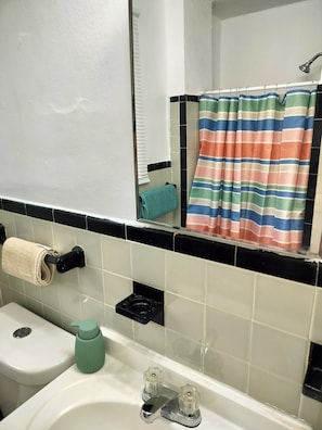Towels, soap, toilet paper - Hollywood Central Studio 112 (Hollywood)