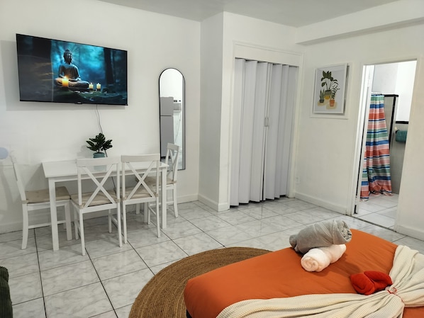 1 bedroom, Internet, bed sheets - Hollywood Central Studio 112 (Hollywood)