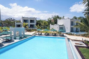 Pool - Oceanfront Beach Stay with Pool, Spa & Bar Near Reefs, Tours and Sunset Cruises (Zanzibar)