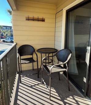 Property grounds - Oceanview Beachfront Condo Sleeps 6. Pool& Tennis Courts (Hilton Head Island)