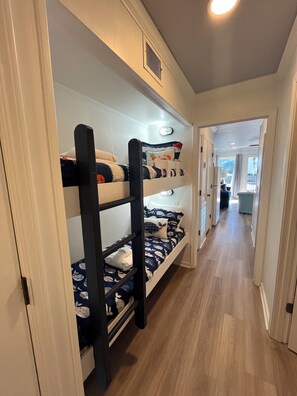 1 bedroom, WiFi, bed sheets, wheelchair access - Oceanview Beachfront Condo Sleeps 6. Pool& Tennis Courts (Hilton Head Island)
