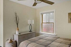 4 bedrooms, desk, free WiFi, bed sheets