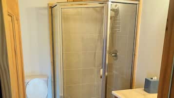 Douche, serviettes fournies, savon, papier toilette