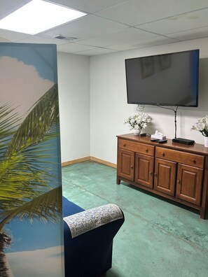 Interior - Enchanted Woodland Cabin – Private, Peaceful, Perfect for Recharging (Georgetown)