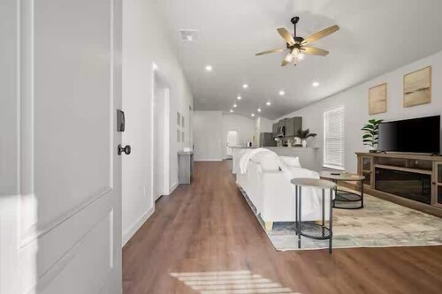 Langford House - 3BR/2BA - Family Friendly