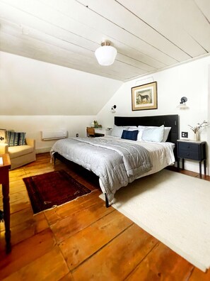 1 bedroom, iron/ironing board, WiFi, bed sheets - Hudson Pond · Hideaway King Suite · GF Breakfast (Poughkeepsie)