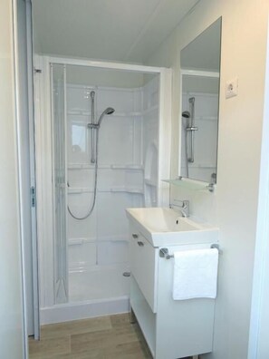 Mobile Home, Garden View | Bathroom - Small Camp KR (Baia Domizia, Campania, Italy)