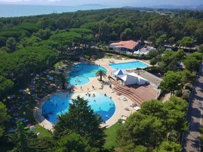 3 piscines extérieures, chaises longues