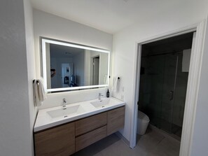 Hair dryer, towels, soap, shampoo - Modern luxury 2-bedroom condo in lovely Scottsdale with golf and mountains view (Scottsdale)