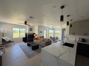 Smart TV, fireplace, DVD player - Modern luxury 2-bedroom condo in lovely Scottsdale with golf and mountains view (Scottsdale)