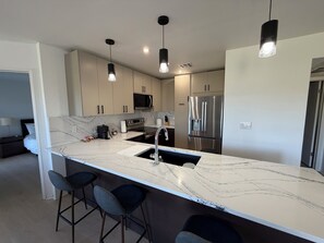 Fridge, microwave, oven, stovetop - Modern luxury 2-bedroom condo in lovely Scottsdale with golf and mountains view (Scottsdale)