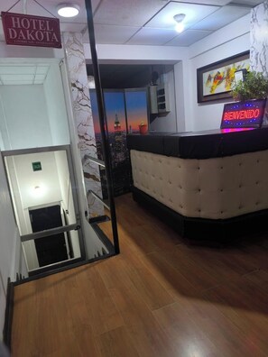 Habitación, vistas a la ciudad | Vestíbulo
