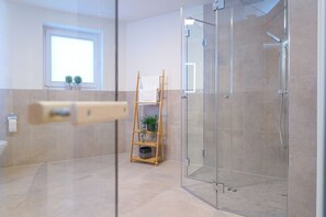 Shower, hair dryer, towels - Seestraße 8/13 - Modern. Close to the beach. Sauna. Balcony. (Kellenhusen)