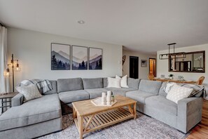 Smart TV, fireplace - Spacious 3-bedroom condo in peaceful N. Conway with AC, pool, and near ski areas (Conway)