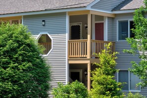 Exterior detail - Spacious 3-bedroom condo in peaceful N. Conway with AC, pool, and near ski areas (Conway)