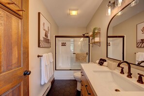 Hair dryer, towels, soap, shampoo - Spacious 3-bedroom condo in peaceful N. Conway with AC, pool, and near ski areas (Conway)