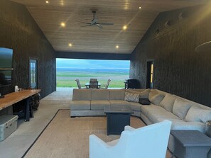 Living area - Remarkable views from this 3b/2b home, just minutes from Downtown Walla Walla. (Walla Walla)