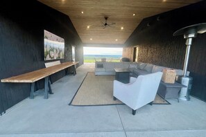 Outdoor dining - Remarkable views from this 3b/2b home, just minutes from Downtown Walla Walla. (Walla Walla)