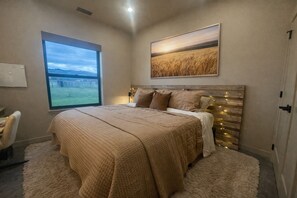 Room - Remarkable views from this 3b/2b home, just minutes from Downtown Walla Walla. (Walla Walla)