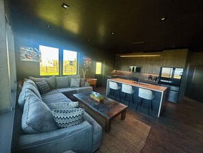 Living area - Remarkable views from this 3b/2b home, just minutes from Downtown Walla Walla. (Walla Walla)