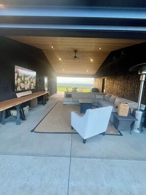 Outdoor dining - Remarkable views from this 3b/2b home, just minutes from Downtown Walla Walla. (Walla Walla)