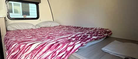1 bedroom, bed sheets