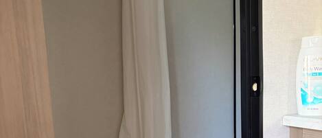 Douche, serviettes fournies, savon, papier toilette