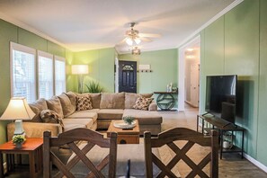 Smart TV, table football, ping pong - Get Trizzie With It! Awesome 4-bedroom house in enchanting Murrells Inlet (Murrells Inlet)