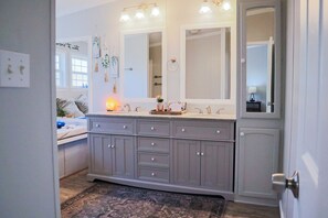 4 bedrooms, iron/ironing board, free WiFi, bed sheets - Get Trizzie With It! Awesome 4-bedroom house in enchanting Murrells Inlet (Murrells Inlet)