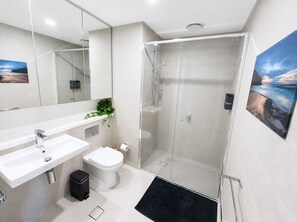 Een douche, een haardroger, handdoeken, zeep