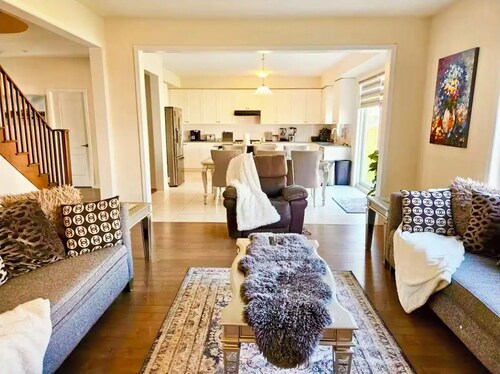 Lola's Place Luxury 3BR with 4BEDS  Close to fall, sleeps 8.