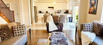 Lola's Place Luxury 3BR with 4BEDS  Close to fall, sleeps 8.