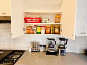 Private kitchen - Modern 4BR Household with 4 baths. Sleep 10 (Welland)