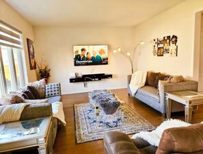 Living area - Welcome to Lola's place (Welland)