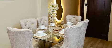 คอมฟอร์ทอพาร์ทเมนท์, 2 ห้องนอน, เครื่องปรับอากาศ, ริมชายหาด | ร้านอาหาร