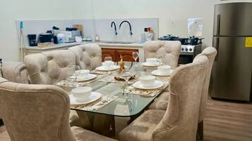 Comfort Apartment, 2 Bedrooms, Air conditioning, Beachside | Dining