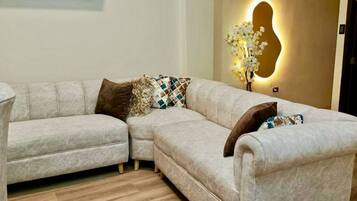 Comfort Apartment, 2 Bedrooms, Air conditioning, Beachside | Living area